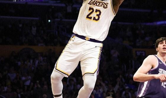 kaiyun体育-逼近西部第5！东契奇28+9，詹姆斯24分，湖人24分大胜国王