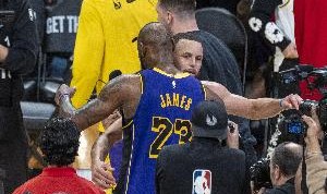 美记：尽管双方近年联系在一起 但勇士追求詹姆斯一事始终没进展