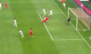 kaiyun体育-海港2球领先！莱昂纳多&amp;李圣龙门前双人包抄，后者头球俯冲破门