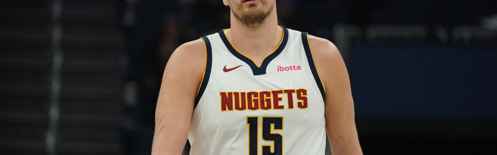 体育入口-值！约基奇被吹犯规&amp;个人累计6犯 掘金挑战成功取消犯规拿到球权