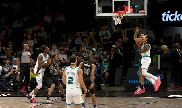 kaiyun体育-米诺特防守下压直接打到怀特面部，裁判回看吹罚一级恶意