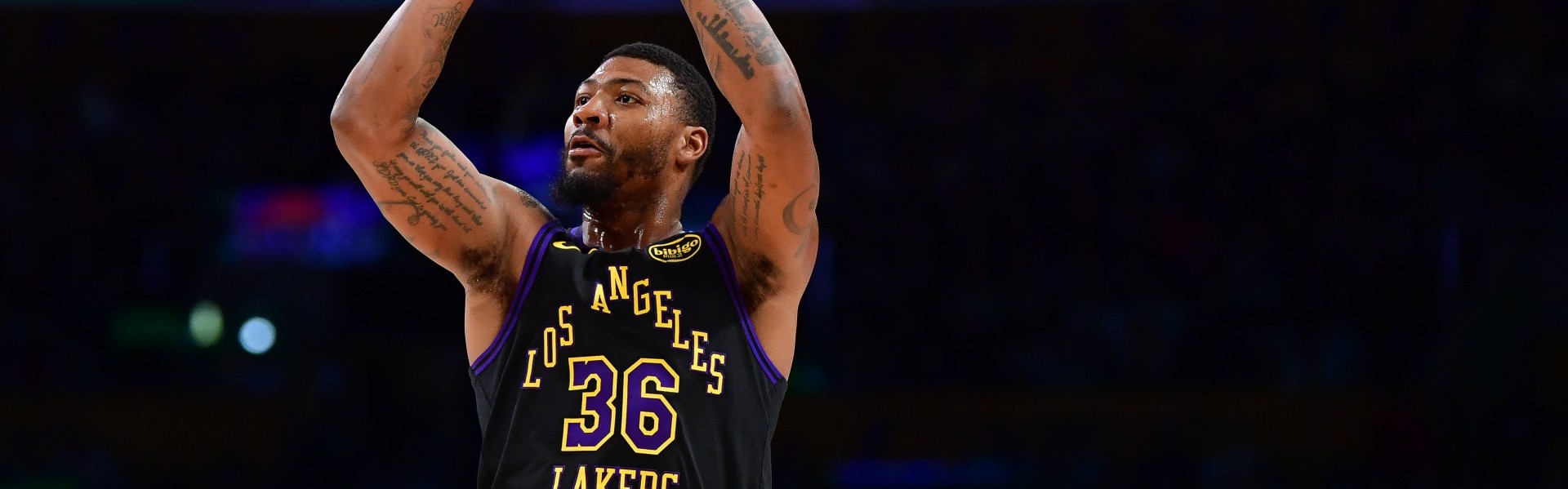 又追上来了！斯玛特接东契奇传球追身三分飚中 卢再次暂停