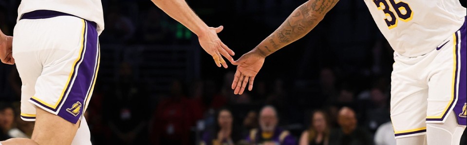 kaiyun体育-背靠背46+7三分！LBJ又迎里程碑 拥抱77破不和流言还被官方戴皇冠