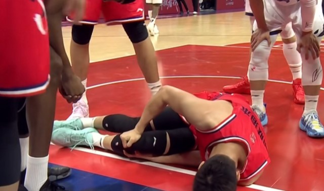 开云体育在线-噩梦！郭艾伦突破过程遭遇膝盖伤势，倒地不起，并被担架抬出！