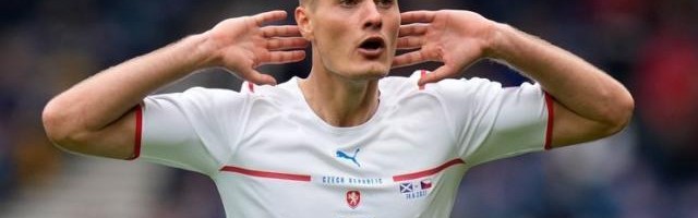 【史话】媲美小贝小罗！希克超远程吊门勾起传世回忆