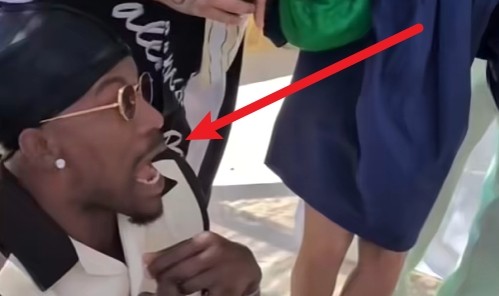 笑死😂巴特勒被魔术师变出的“小蛇”吓到瘫坐在地&amp;惊出表情包